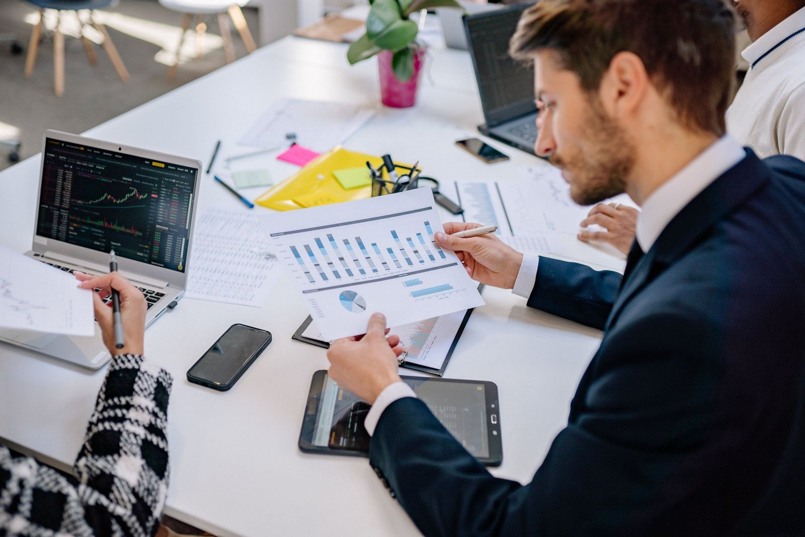 Consultants analysant les indicateurs d'une entreprise autour d'une table