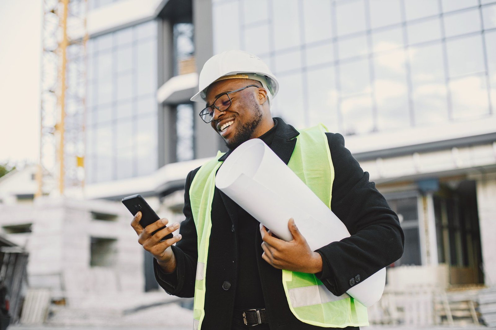 Ingénieur consultant ses plans sur un chantier