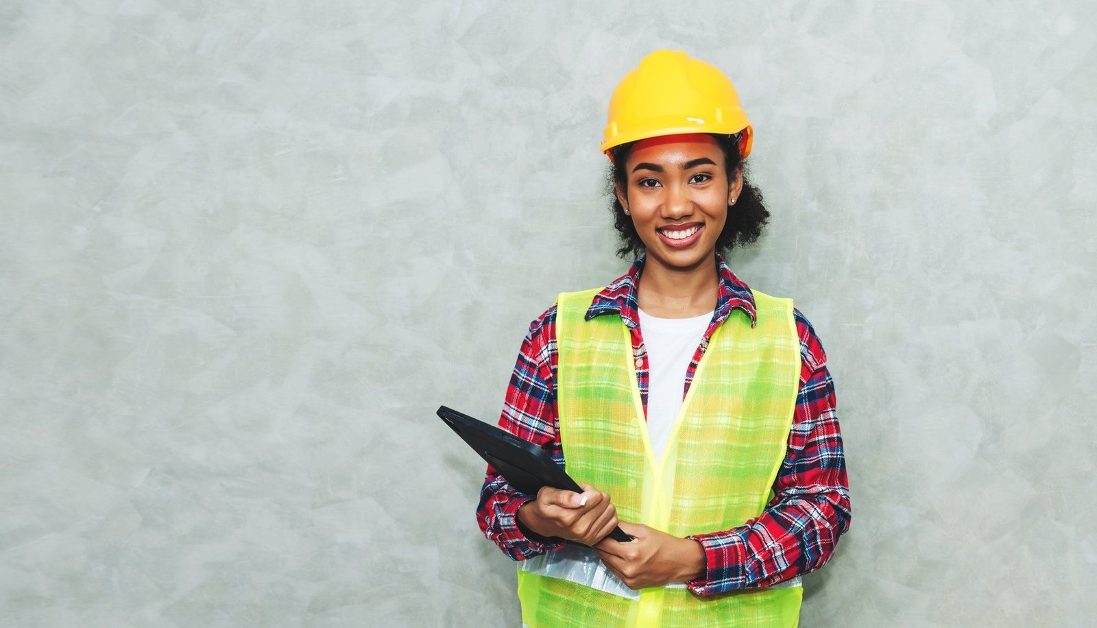 Ingénieure sur un chantier avec une tablette